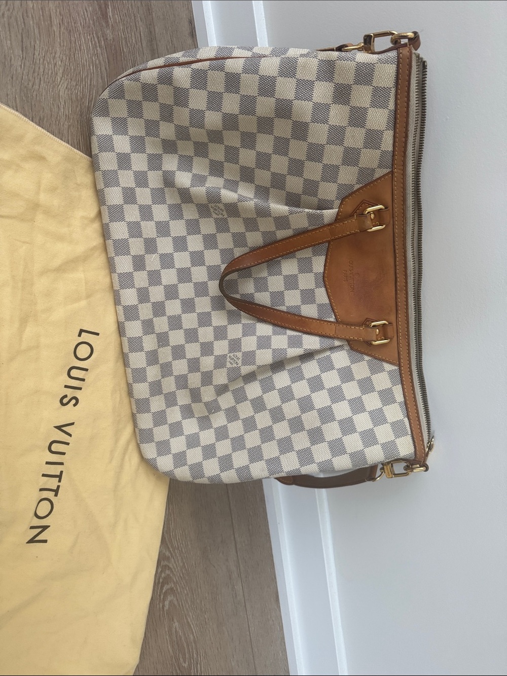 Louis Vuitton Siracusa GM bag
Damier Azur Check Tote with Tan Leather - Picture 2 of 11